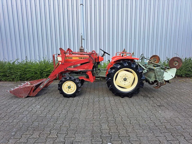 Yanmar - 2000d - vierwielaangedreven landbouwtractor - afbeelding 5 van  12