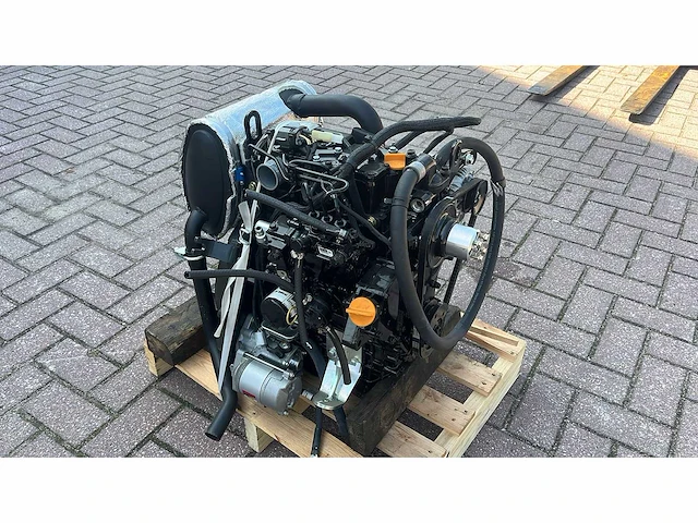 Yanmar - 3tnv74 - motor - afbeelding 1 van  4