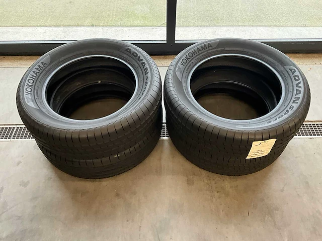 Yokohama "advan sport" 235/60 r18 (4x) - afbeelding 1 van  9