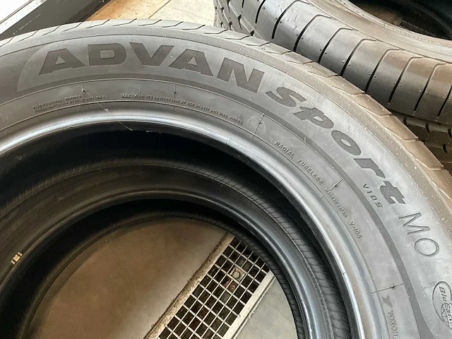 Yokohama "advan sport" 235/60 r18 (4x) - afbeelding 4 van  9
