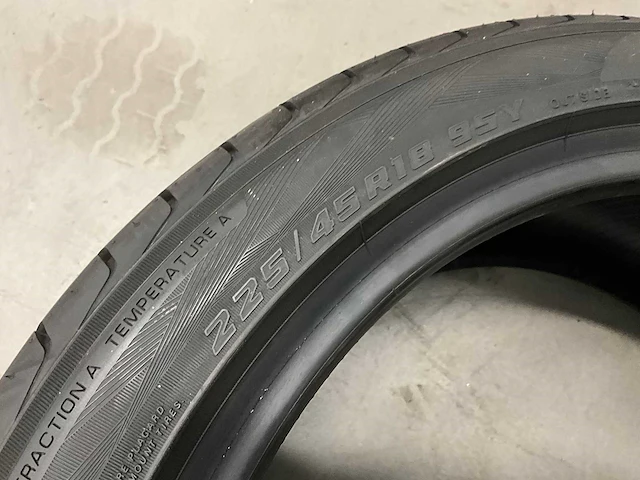 Yokohama "advansport" 225/45 r18 - afbeelding 5 van  5