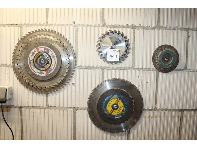 Zaagbladen aan wand. - afbeelding 1 van  1