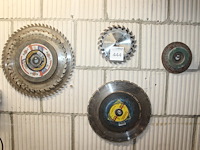 Zaagbladen aan wand. - afbeelding 1 van  1