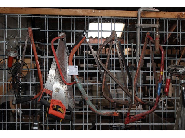 Zagen aan wandrek. 10 stuks. - afbeelding 1 van  1