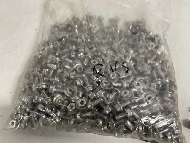 Zak met circa 550 stuks rvs torx 40 bouten m8 x 16 - afbeelding 1 van  3