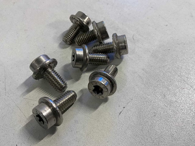 Zak met circa 550 stuks rvs torx 40 bouten m8 x 16 - afbeelding 3 van  3