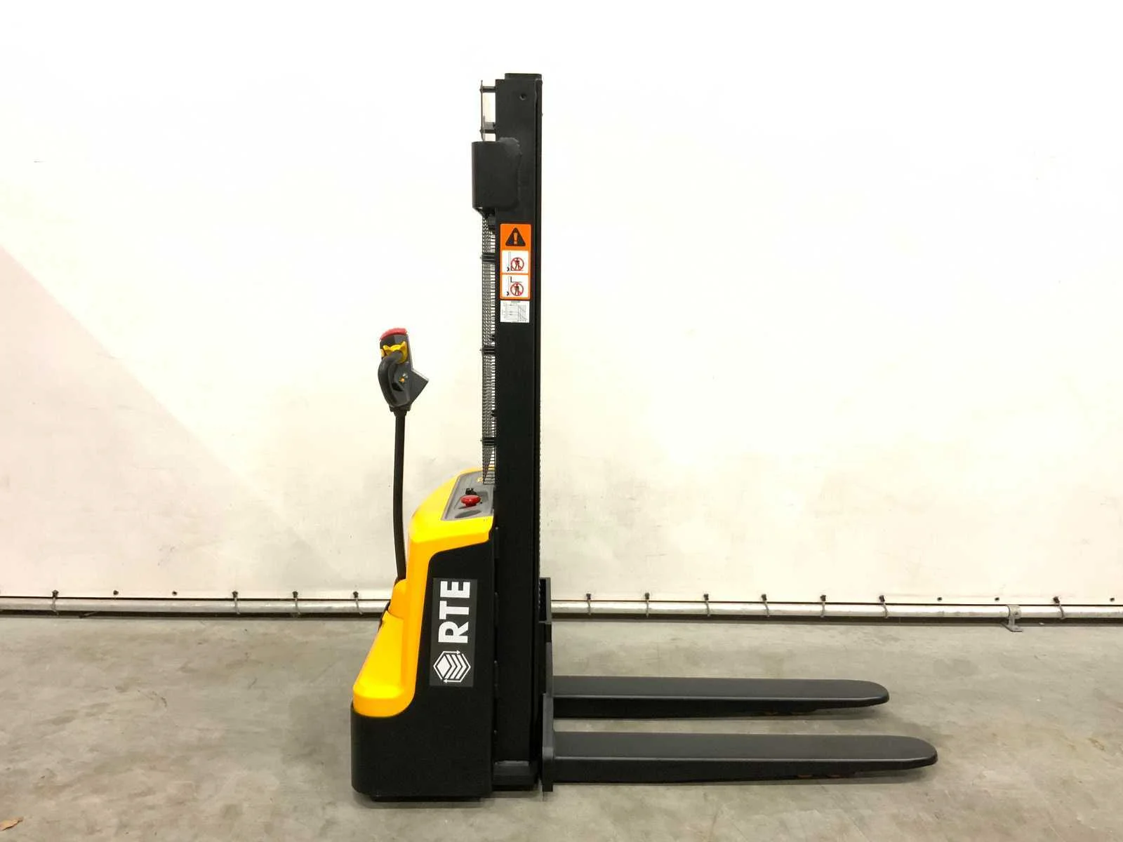 Zakelijke goederen, generatoren, machines en bouwmaterialen