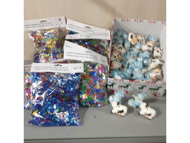 Zakken confetti en doos vol beeldjes (d1654) - afbeelding 3 van  3