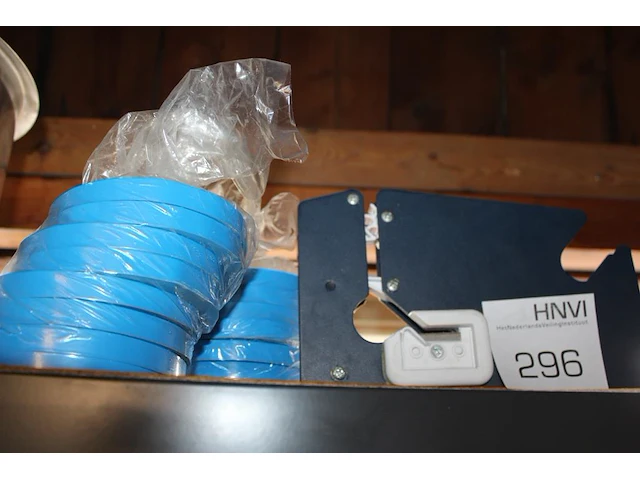 Zakkensluiter met 16 rollen tape. - afbeelding 1 van  2