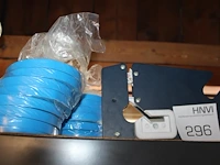 Zakkensluiter met 16 rollen tape. - afbeelding 1 van  2