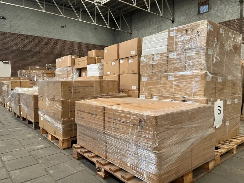 Zarges trappen en ladders, hd projectieschermen en consumentengoederen