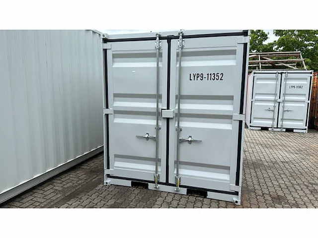 Zeecontainer met deur en raam - afbeelding 2 van  6