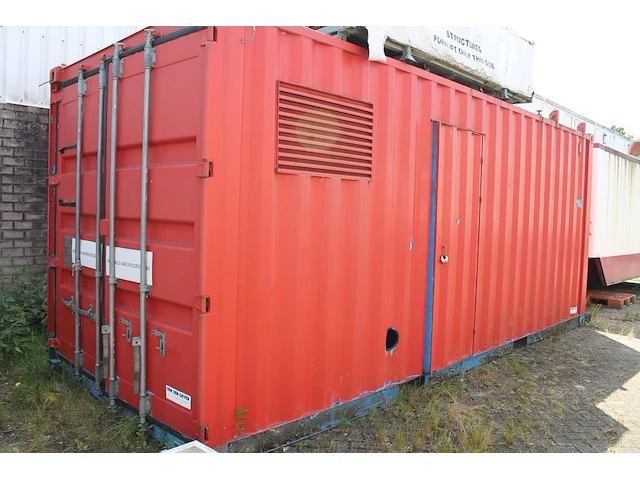 Zeecontainer met opengewerkte zijwanden met zijdeur en twee rolluiken, voorheen in gebruik als noodbrandblu... - afbeelding 1 van  4