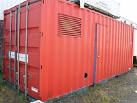 Zeecontainer met opengewerkte zijwanden met zijdeur en twee rolluiken, voorheen in gebruik als noodbrandblu... - afbeelding 1 van  4