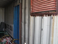 Zeecontainer met opengewerkte zijwanden met zijdeur en twee rolluiken, voorheen in gebruik als noodbrandblu... - afbeelding 2 van  4