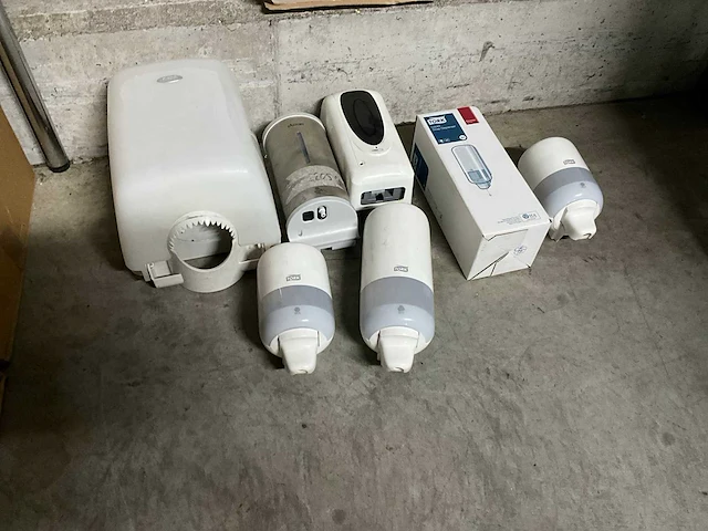 Zeepdispensers en papierrolhouder (7x) - afbeelding 1 van  6