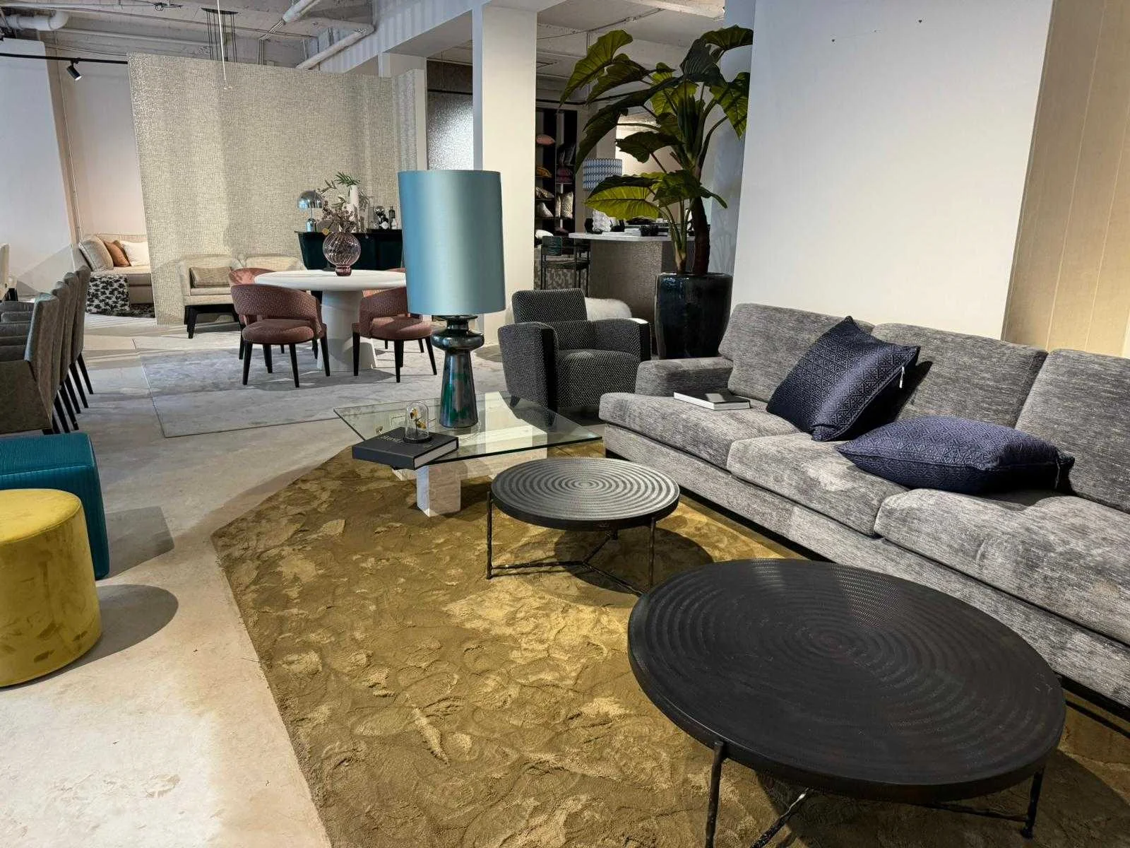 Zeer exclusief showroommeubilair ivm bedrijfsverhuizing