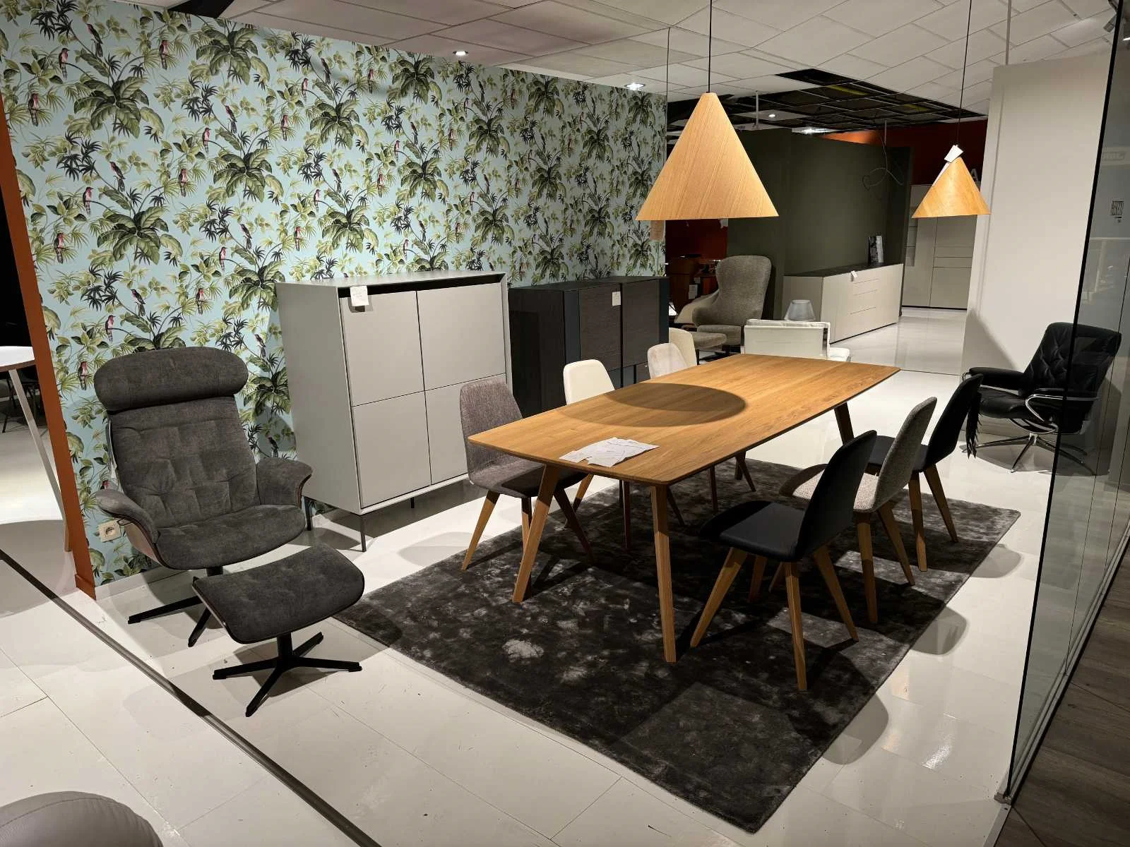 Zeer exclusief showroommeubilair ivm bedrijfsverhuizing