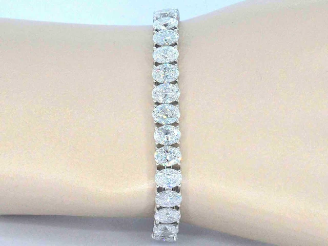 Zeer exclusieve tennisarmband met grote ovaal geslepen diamanten van 25.46 carat totaal - afbeelding 2 van  9