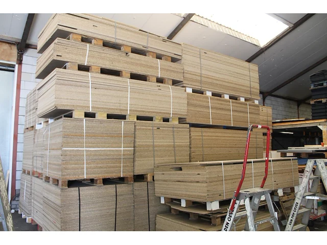Zeer grote hoeveelheid spaanplaat div maten waaronder 120 x 120 cm, 150 x 250 cm en 120 x 240 cm. ruim 2000... - afbeelding 1 van  3