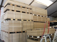 Zeer grote hoeveelheid spaanplaat div maten waaronder 120 x 120 cm, 150 x 250 cm en 120 x 240 cm. ruim 2000... - afbeelding 1 van  3