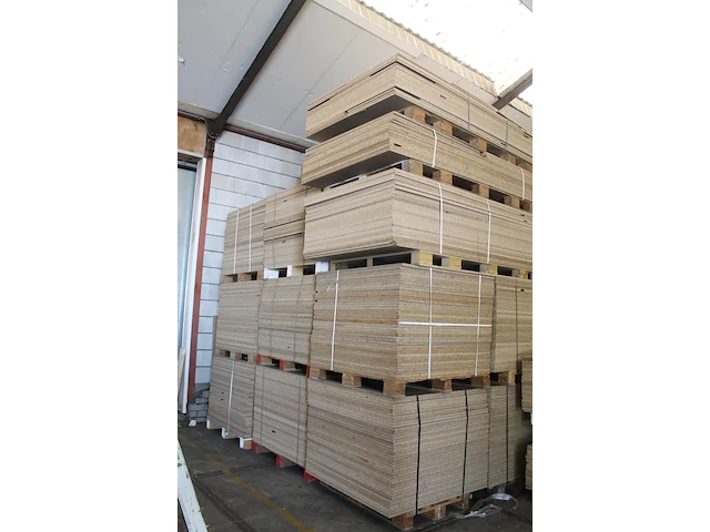 Zeer grote hoeveelheid spaanplaat div maten waaronder 120 x 120 cm, 150 x 250 cm en 120 x 240 cm. ruim 2000... - afbeelding 2 van  3