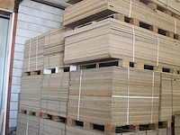 Zeer grote hoeveelheid spaanplaat div maten waaronder 120 x 120 cm, 150 x 250 cm en 120 x 240 cm. ruim 2000... - afbeelding 2 van  3