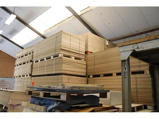 Zeer grote hoeveelheid spaanplaat div maten waaronder 120 x 120 cm, 150 x 250 cm en 120 x 240 cm. ruim 2000... - afbeelding 3 van  3