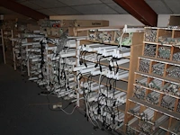 Zeer grote hoeveelheid tl-armaturen en tl-verlichting in diverse maten en uitvoeringen in en op vakkenkast. - afbeelding 1 van  5