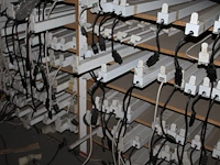 Zeer grote hoeveelheid tl-armaturen en tl-verlichting in diverse maten en uitvoeringen in en op vakkenkast. - afbeelding 3 van  5