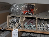 Zeer grote hoeveelheid tl-armaturen en tl-verlichting in diverse maten en uitvoeringen in en op vakkenkast. - afbeelding 4 van  5
