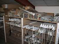 Zeer grote hoeveelheid tl-armaturen en tl-verlichting in diverse maten en uitvoeringen in en op vakkenkast. - afbeelding 5 van  5