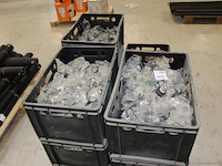 Zeer grote hoeveelheid zwenkwielen (metalen houder met rubberen voet) 85 mm. in zeven kunststof kratten.
