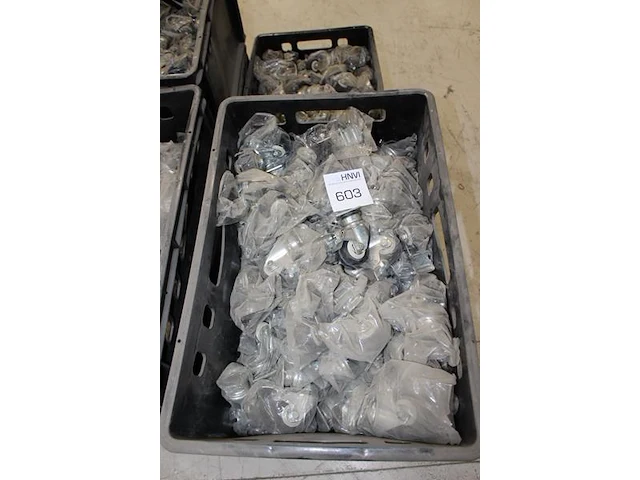 Zeer grote hoeveelheid zwenkwielen (metalen houder met rubberen voet) 85 mm. in zeven kunststof kratten. - afbeelding 2 van  3