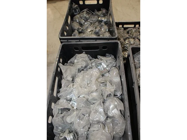 Zeer grote hoeveelheid zwenkwielen (metalen houder met rubberen voet) 85 mm. in zeven kunststof kratten. - afbeelding 3 van  3