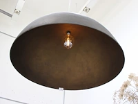 Zeer grote kunststof hanglamp met doorsnede circa 150 cm.