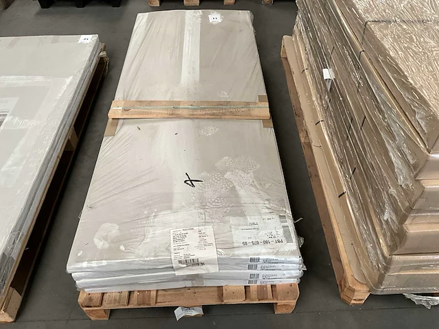 Zehnder pbt-180-075-05 designradiator (5x) - afbeelding 1 van  3
