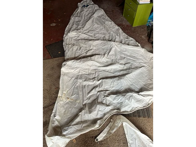 Zeilboot met gegalvaniseerde trailer en aanhangmotor, frankrijk, open zeilboot, oranje - afbeelding 5 van  23