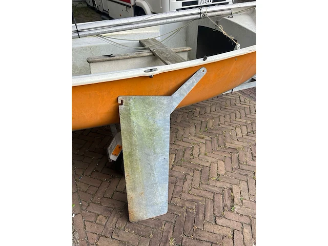 Zeilboot met gegalvaniseerde trailer en aanhangmotor, frankrijk, open zeilboot, oranje - afbeelding 7 van  23