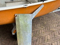 Zeilboot met gegalvaniseerde trailer en aanhangmotor, frankrijk, open zeilboot, oranje - afbeelding 7 van  23
