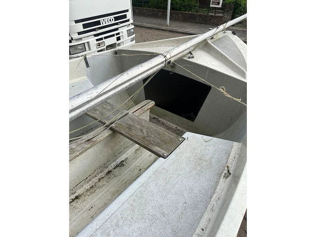Zeilboot met gegalvaniseerde trailer en aanhangmotor, frankrijk, open zeilboot, oranje - afbeelding 8 van  23