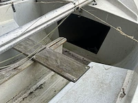 Zeilboot met gegalvaniseerde trailer en aanhangmotor, frankrijk, open zeilboot, oranje - afbeelding 8 van  23