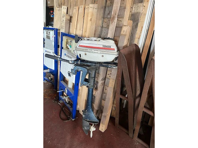 Zeilboot met gegalvaniseerde trailer en aanhangmotor, frankrijk, open zeilboot, oranje - afbeelding 9 van  23