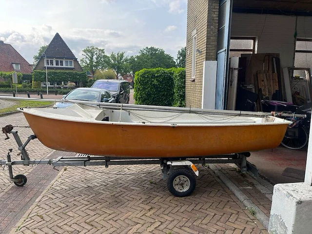 Zeilboot met gegalvaniseerde trailer en aanhangmotor, frankrijk, open zeilboot, oranje - afbeelding 10 van  23