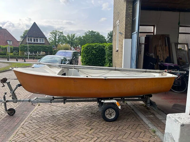 Zeilboot met gegalvaniseerde trailer en aanhangmotor, frankrijk, open zeilboot, oranje - afbeelding 11 van  23
