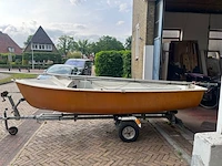 Zeilboot met gegalvaniseerde trailer en aanhangmotor, frankrijk, open zeilboot, oranje - afbeelding 11 van  23
