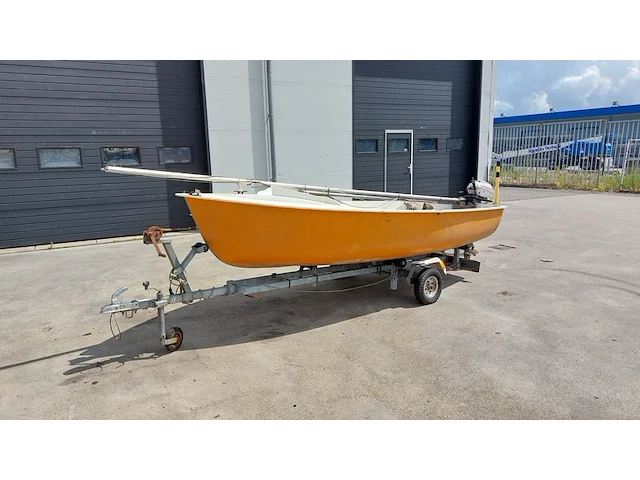 Zeilboot met gegalvaniseerde trailer en aanhangmotor, frankrijk, open zeilboot, oranje - afbeelding 1 van  23