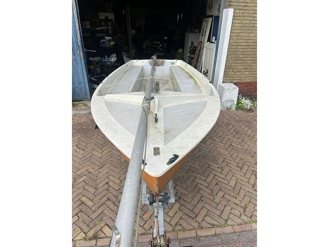 Zeilboot met gegalvaniseerde trailer en aanhangmotor, frankrijk, open zeilboot, oranje - afbeelding 13 van  23