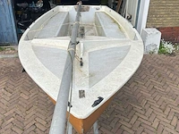 Zeilboot met gegalvaniseerde trailer en aanhangmotor, frankrijk, open zeilboot, oranje - afbeelding 13 van  23