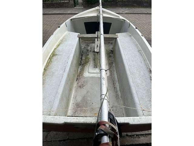 Zeilboot met gegalvaniseerde trailer en aanhangmotor, frankrijk, open zeilboot, oranje - afbeelding 14 van  23